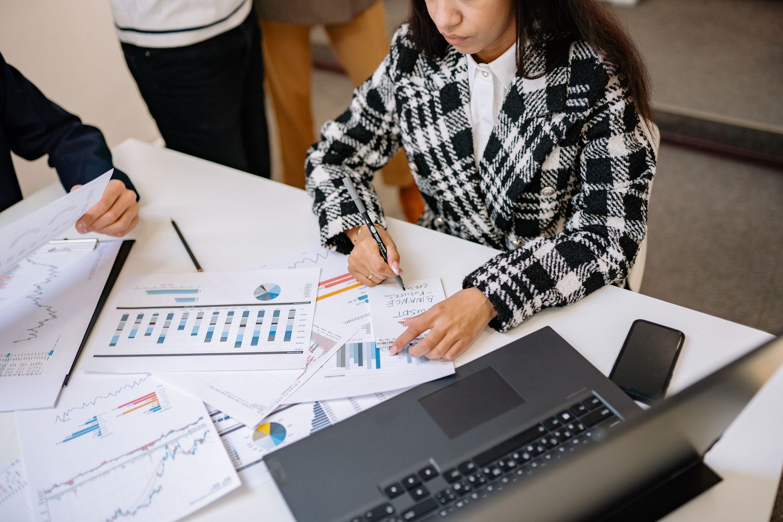 Cara Memilih Virtual Corporate Card: 10 Kriteria untuk Finance dan Founder